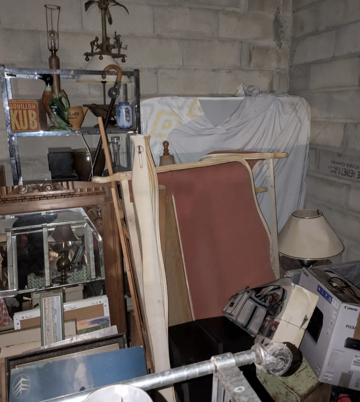 Objets rassemblés avant leur enlèvement